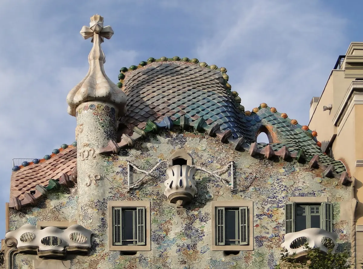 The upper facade and dragon-scale roof of Casa Batlló