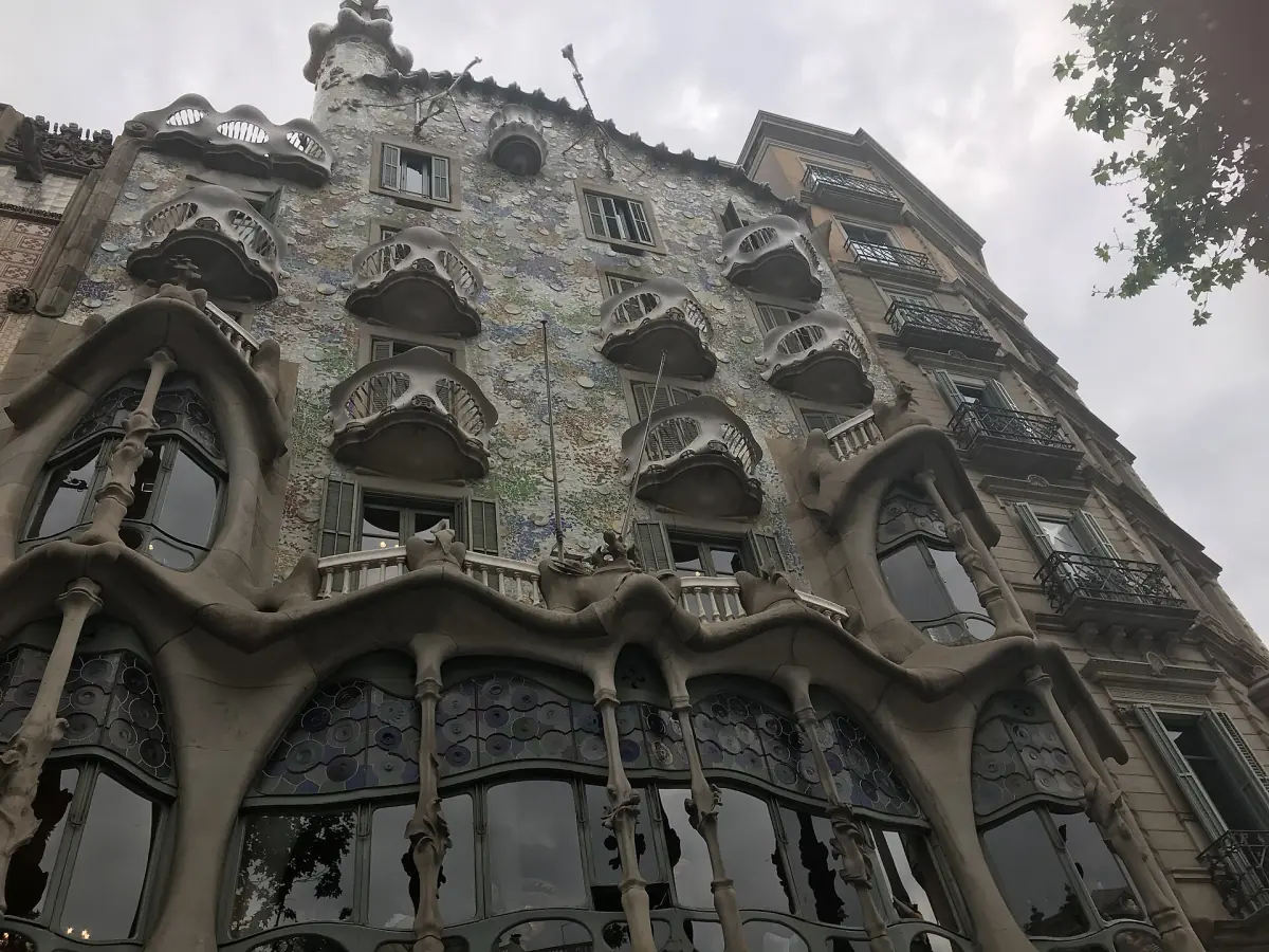 The facade of Casa Batlló seen from the street