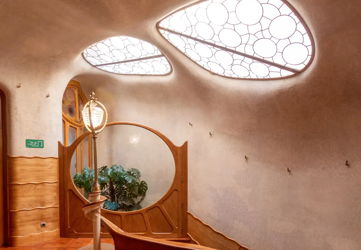 A room with a curving ceiling inside Casa Batlló