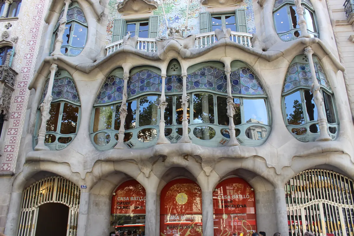 The large window of the noble floor on the facade