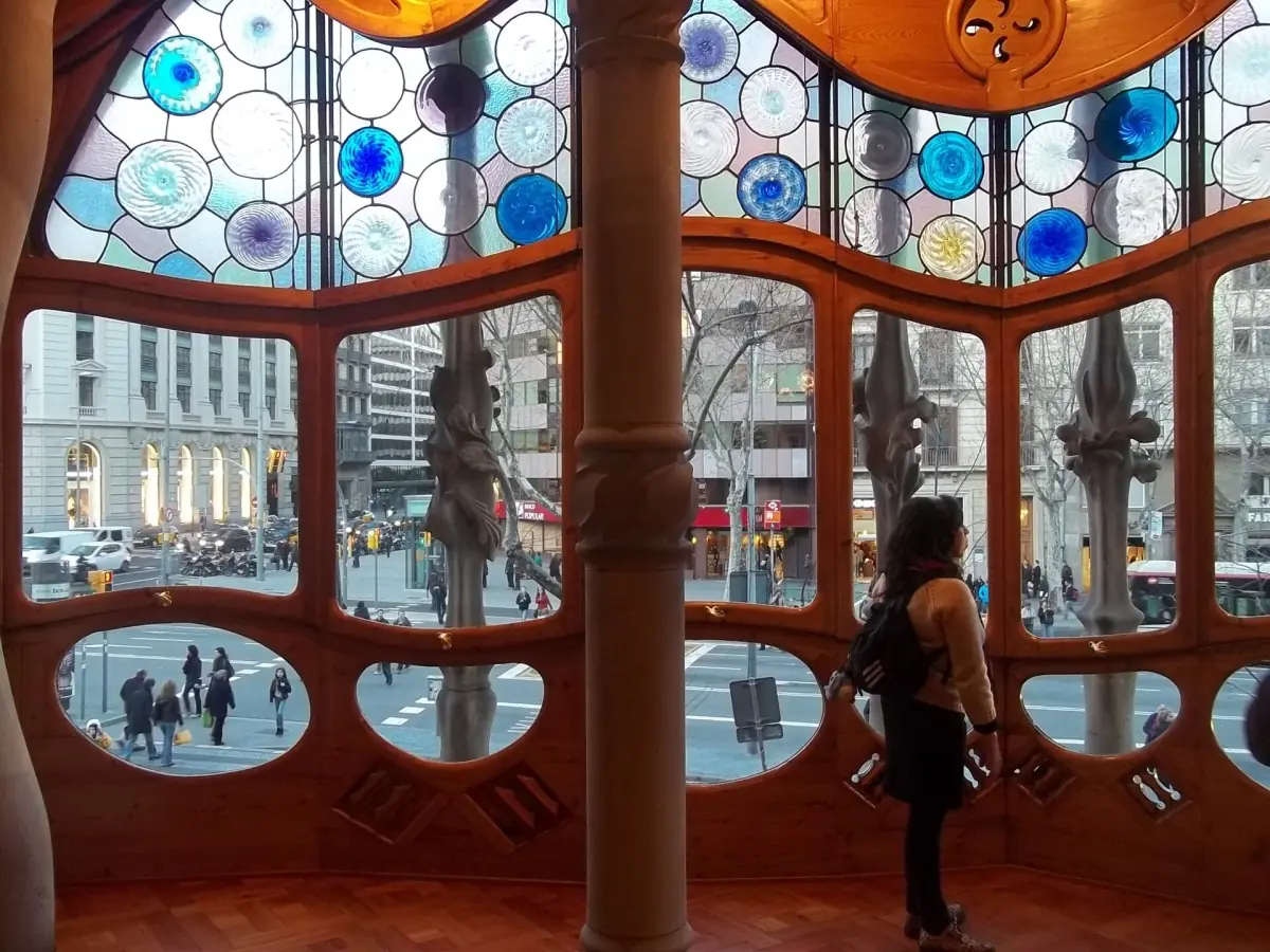 Visitors at the window of the noble floor salon