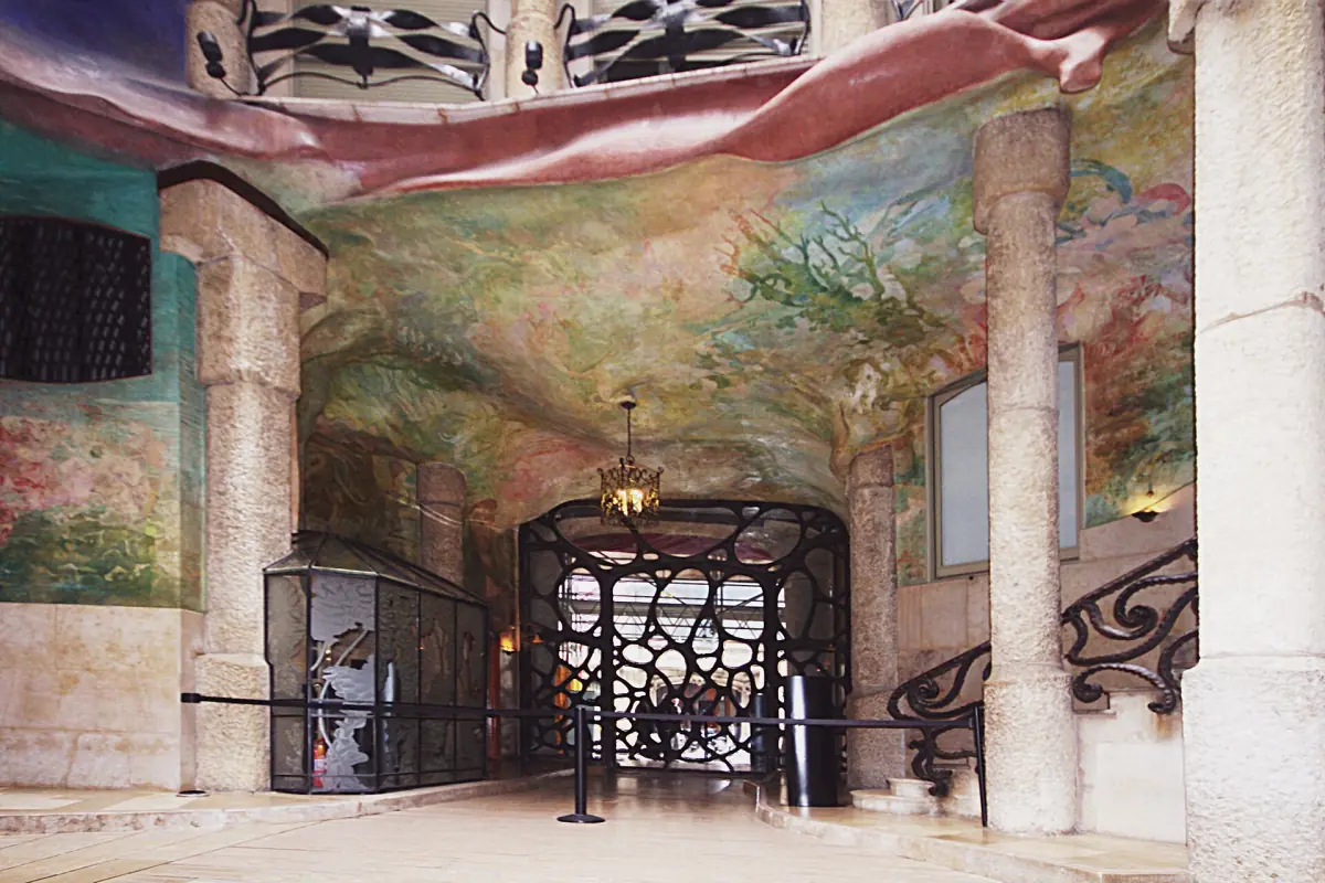 The iron front gate of Casa Milà