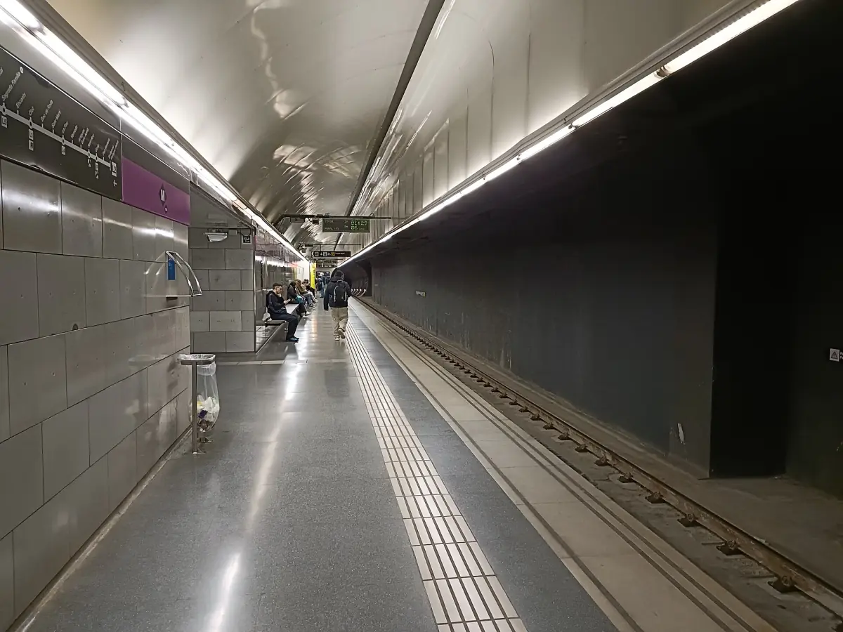 The platform of Passeig de Gràcia metro station