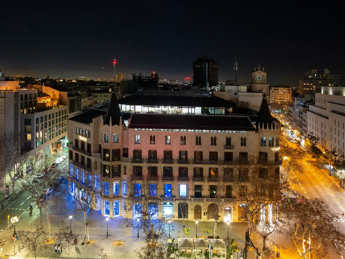 Plaça de Catalunya at night